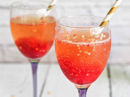 Десерт сорбе с ягоди, шампанско и портокал - снимка на рецептата